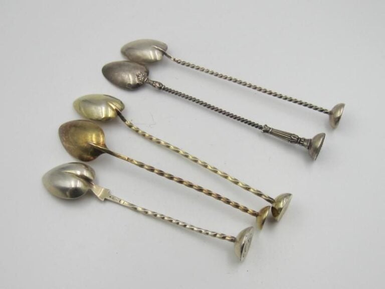 Ensemble de 5 cuillères en argent (950 ‰) à manches torsadés