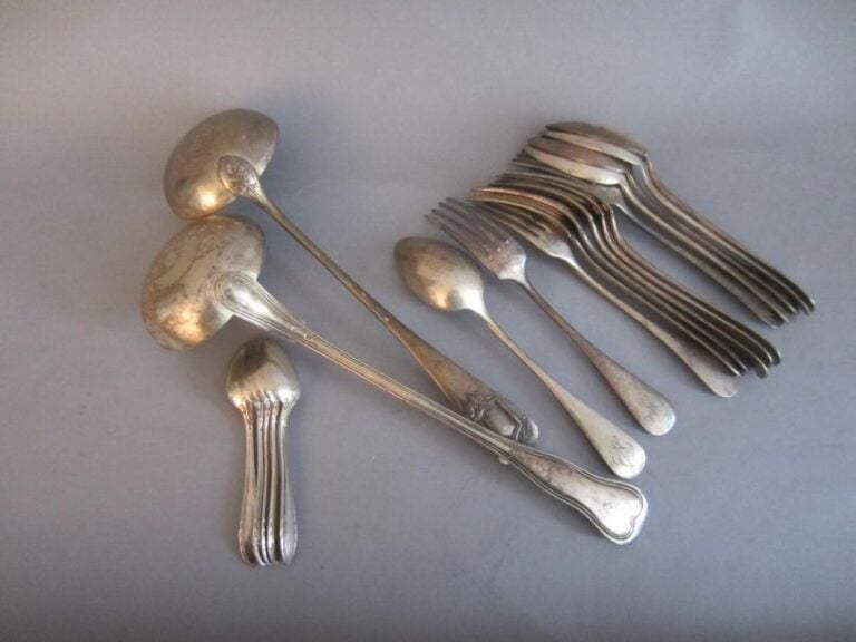 Ensemble de 5 grandes cuillères, 9 grandes fourchettes en métal argenté, les spatules monogrammée