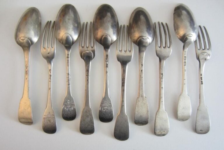 Ensemble de 5 grandes cuillères et 5 grandes fourchettes en argent uniplat, 3 à spatules armoriée