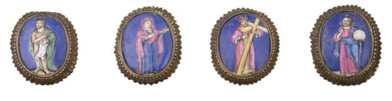Ensemble de 5 icônes ovales miniatures de voyage peintes sur émail, représentant notamment le Christ, la Mère de Dieu, Sainte Anne, Saint Jean et un saint couronné portant sa croi