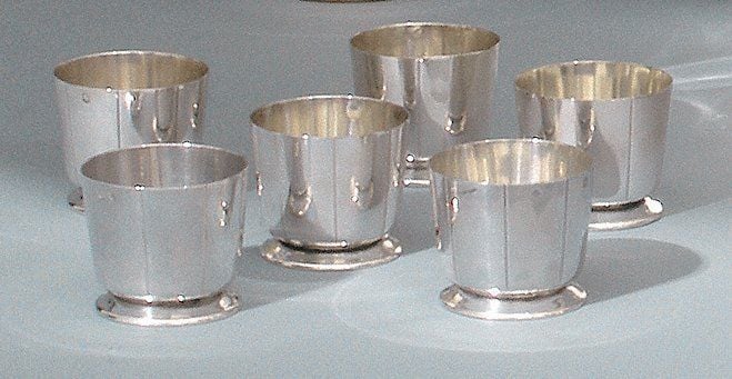 Ensemble de 6 coquetiers en argent posant sur des piédouches, les corps gravés de filets verticaux, l'un d'eux gravé « Golf de Saint Germain