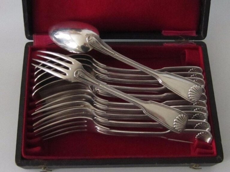 Ensemble de 6 grands couverts en argent, modèle filets coquill