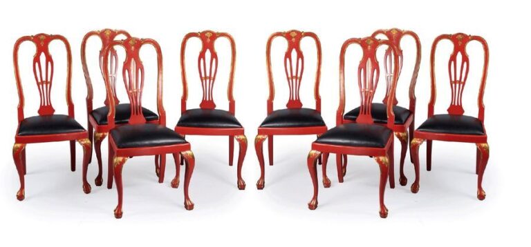 Ensemble de 8 chaises en bois laqué rouge ; les dossiers ajourés à décor de coquilles dorée