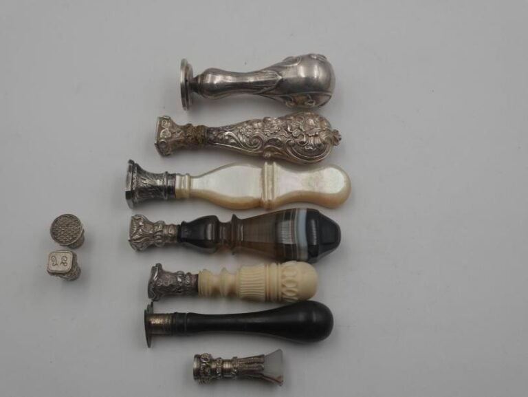 Ensemble de 9 cachets en argent, pierre dure et nacre