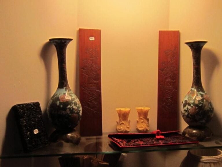 Ensemble de bibelots Asie du Sud Est : 2 vases cloisonnés, 2 panneaux à décor sculpté et un carnet