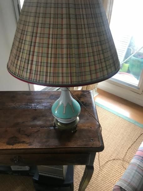 Ensemble de bibelots : Paire de vases en opaline, vase monté en lampe, têtes en terre cuite, Boule Presse Papier, vide poche