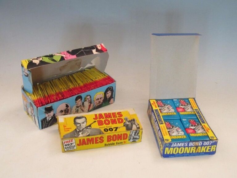 Ensemble de boite Bubble cards James Bond avec: "Moonraker" boite complète par PEE CHEE de 1979; "The story of 007" boite complète avec cartes et gum; "James Bond secret agent 007" boite seule par SWELL de 1965