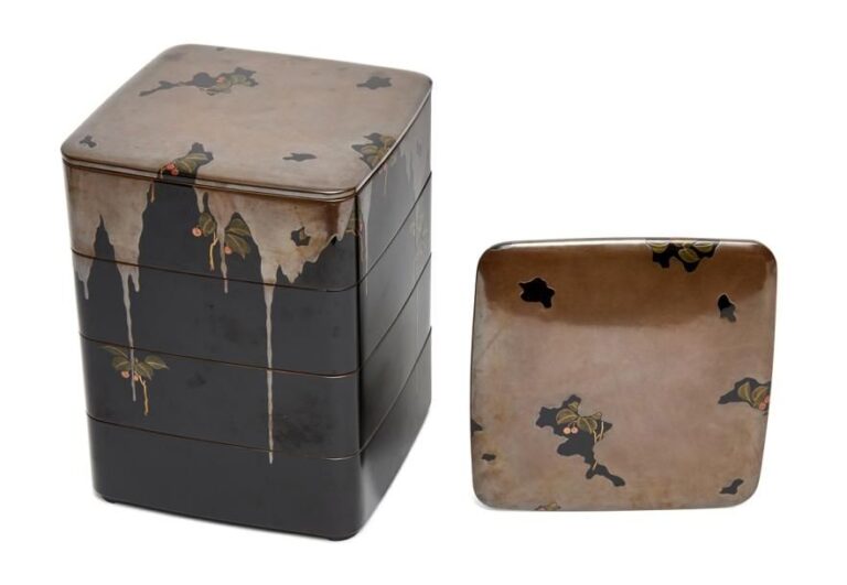 Ensemble de boite superposées j?bako laqué noir avec quatre plateaux, deux couvercle et des recoins arrondis; Avec un décor figurant des bambous