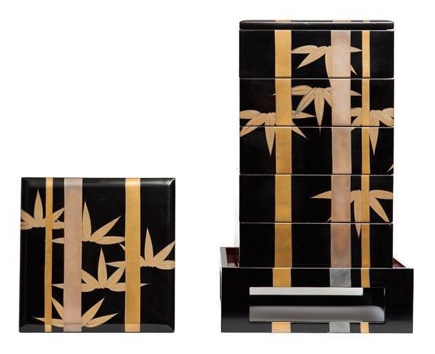 Ensemble de boites superposées (jubako) comprenant cinq plateaux, deux couvercles et un socle, tous décorés de laque dorée maki-e et de bambo