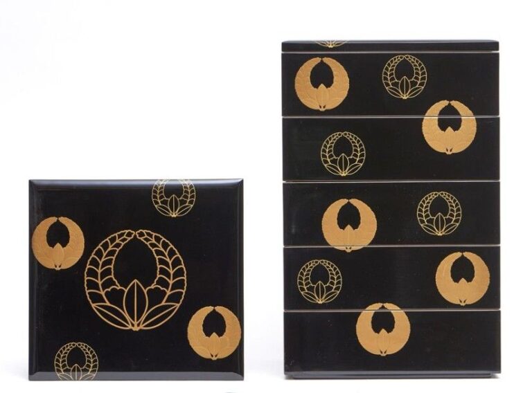 Ensemble de boites superposées (jubako) garni de laque noire wajima et décoré de multiples emblèmes figurant des wistérias en laque dorée maki-