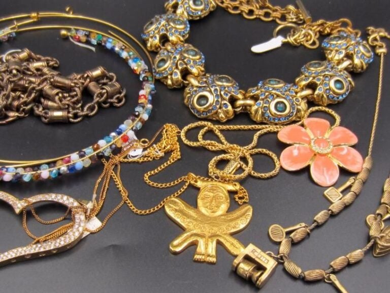 Ensemble de chaînes, colliers, torques en métal doré