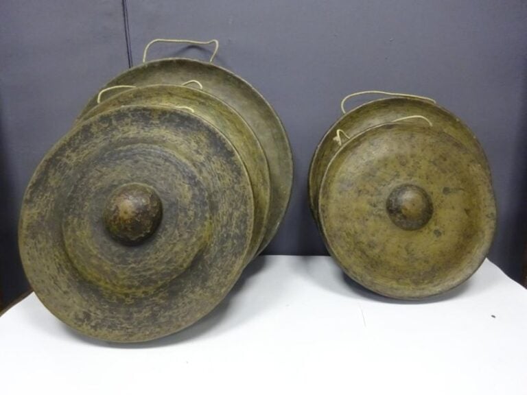 ENSEMBLE DE CINQ (5) GONGS EN BRONZE MARTELE