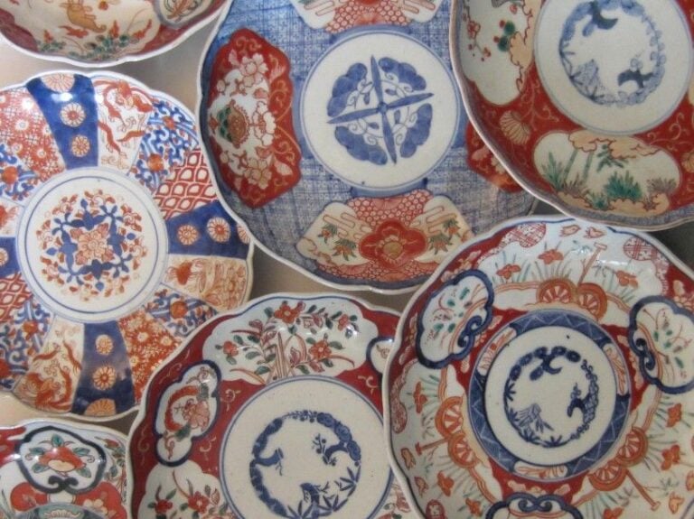 ENSEMBLE de cinq assiettes et deux plats Imari