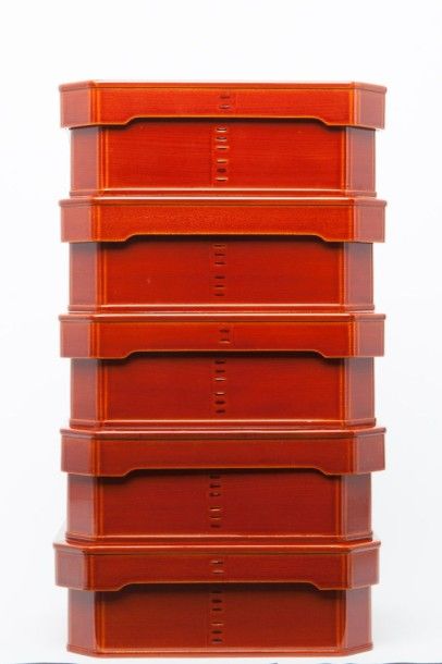 Ensemble de cinq boîtes carrées, laquées rouge orangé, marquées Daitokuj