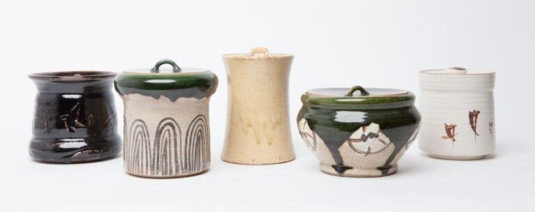 Ensemble de cinq jarres à eau (mizusashi) en céramique utilisés pour la cérémonie du th