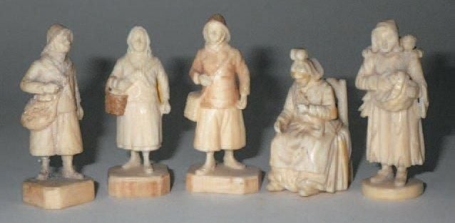 Ensemble de cinq personnages en ivoire sculpté: pêcheur, pêcheuse et