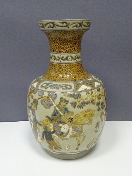 ENSEMBLE DE DEUX (2) VASES DANS LE STYLE DE BIEN HOA