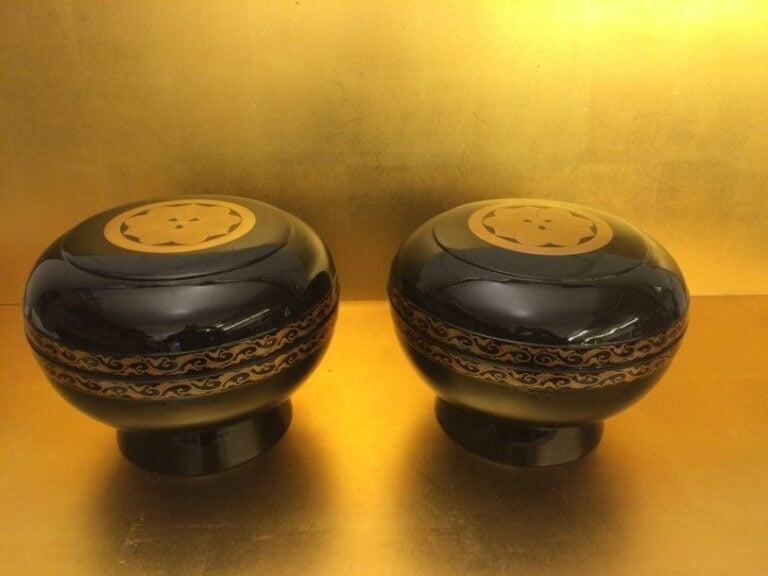 ENSEMBLE DE DEUX BOÎTES BENTO, à décor à la feuille d'or d'emblème familiau