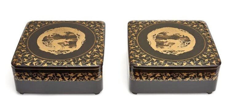 Ensemble de deux boites carrées laquées noires, à couvercle décoré d'une pastille représentant un dragon enroulé, dans différents tons de laque makie or, et entouré de frises de fleur