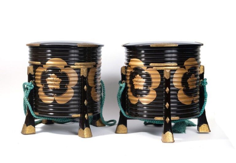 Ensemble de deux boîtes hokai laquées noires avec cordons verts et décorées d'emblèmes laqués or makie (goka ni karahana mon) avec garnitures en métal dor