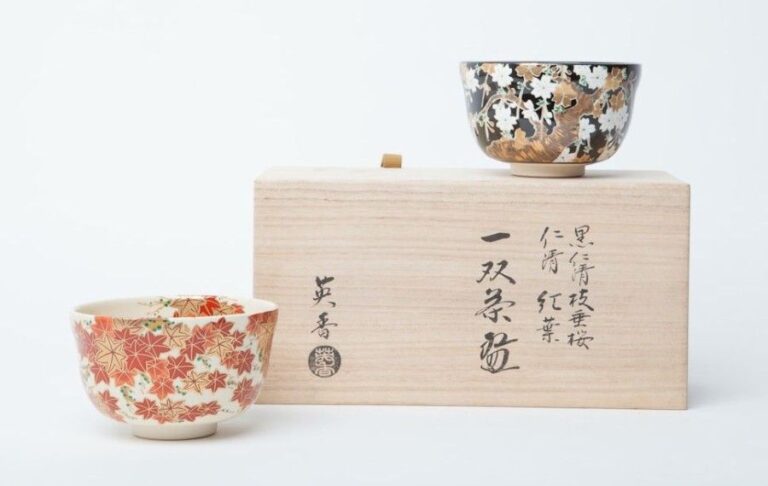 Ensemble de deux bols à thé (cha wan) dans leur boîte originale marquée et signé