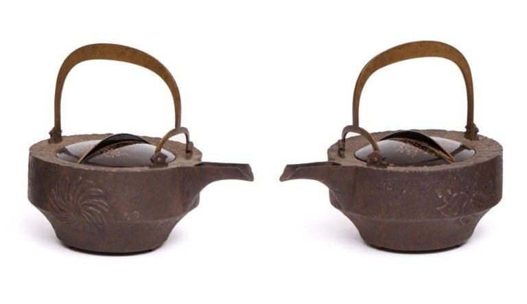 Ensemble de deux bouilloires à saké en métal (choshi