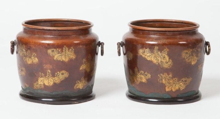 Ensemble de deux braséros (hibachi) à décor de chrysanthèmes et munis de deux poignée