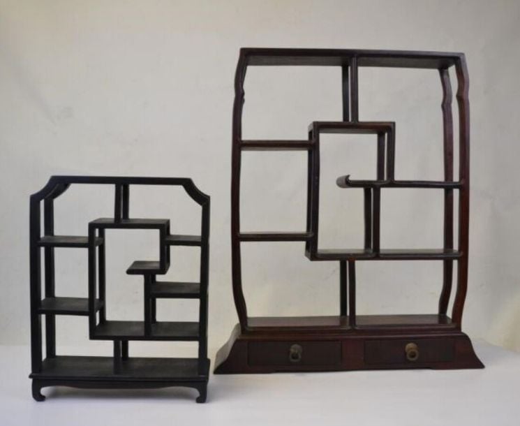ENSEMBLE DE DEUX ETAGERES EN BOIS INDIGENE