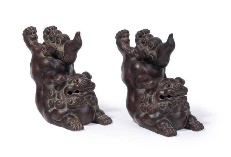 Ensemble de deux lions shishi chinois Yixing jetant leurs pattes arrière en l'air, par le potier contemporain Yixing Lu Jun (1967), marqué : Lu ; Lu Jun zhitao et Junlongzha