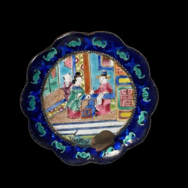 ENSEMBLE DE DEUX OBJETS EN ÉMAUX CLOISONNÉS, comprenant un plat et une petite boît
