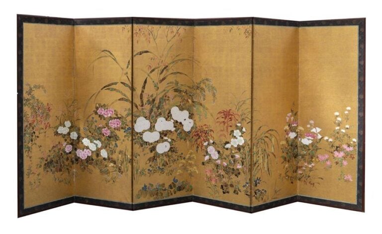Ensemble de deux paravents à six panneaux avec une peinture polychrome anonyme sur feuille d'or représentant un grand nombre de plantes fleurissant au printemp