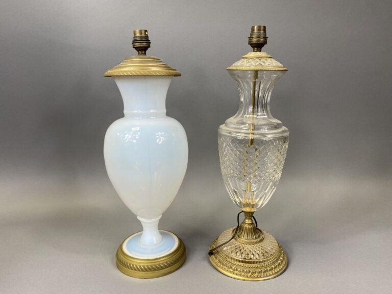 Ensemble de deux pieds de lampe dont un en opaline bulle de savon et un en cris…
