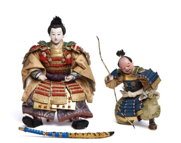 Ensemble de deux poupées (ningy?) de la région de Kyoto représentant un jeune samouraï portant une armure ornée de cordelettes rouge