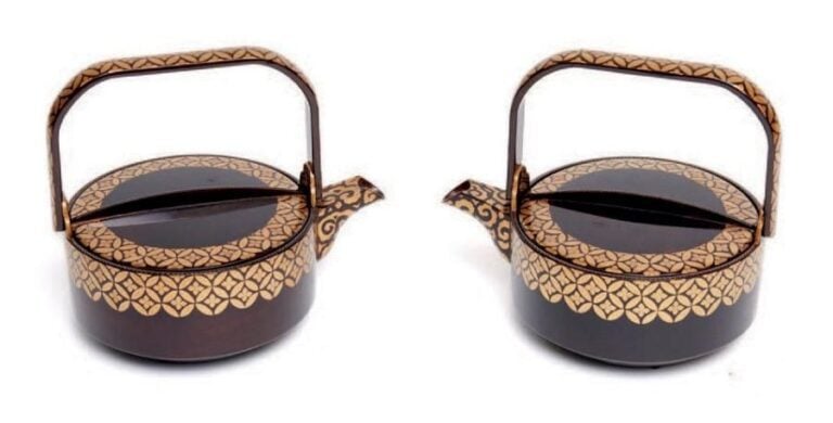 ENSEMBLE DE DEUX RÉCIPIENTS À SAKÉ (choshi) ornés d'une laque marron foncé tirant sur le noi