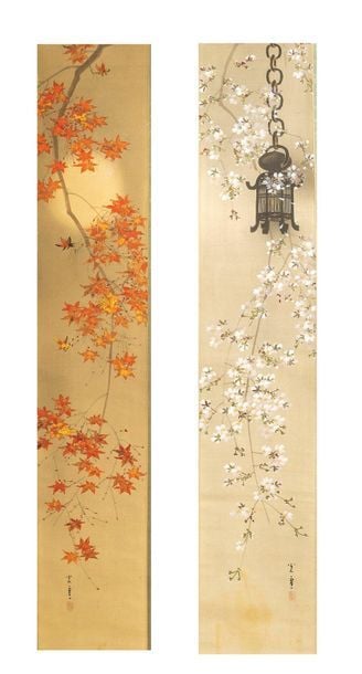 Ensemble de deux rouleaux suspendus polychromes (kakejiku) : l'un représentant la floraison des cerisiers et l'autre représentant les feuilles d'érable, tous deux signés : Kosets