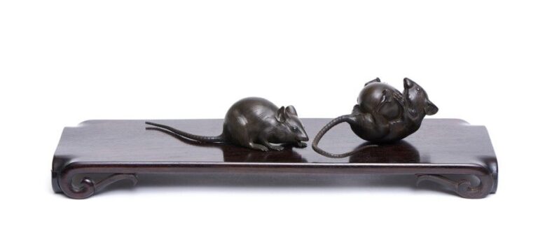 Ensemble de deux souris en bronze semblant jouer l’une avec l’autr