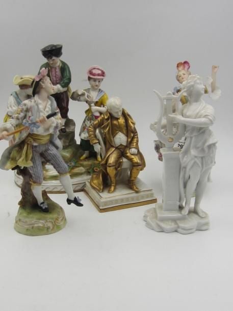 Ensemble de deux sujets en porcelaine représentant une harpiste (