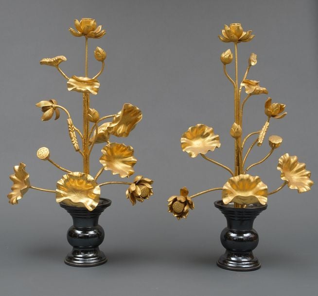 Ensemble de deux très grands vases de temple en céramique noire, à décor de feuilles et fleurs de lotus en bois doré, utilisés dans les temples bouddhistes