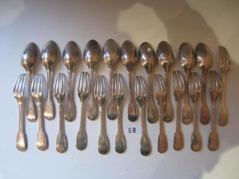 Ensemble de dix cuillers et douze fourchettes en argent, modèle filet, les spatules chiffrées M