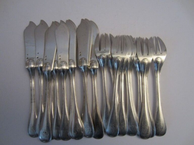 Ensemble de dix fourchettes et dix couteaux à poisson en argent, modèle file