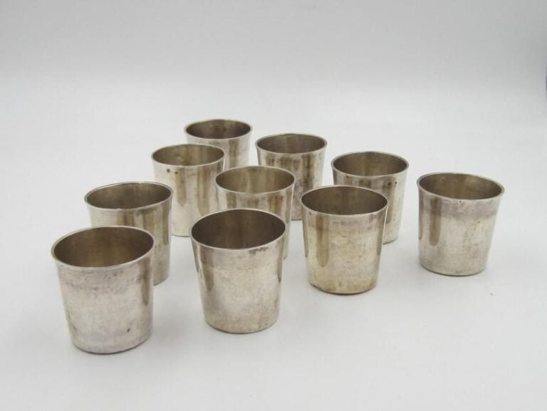 Ensemble de dix gobelets en argent uni, de forme litro