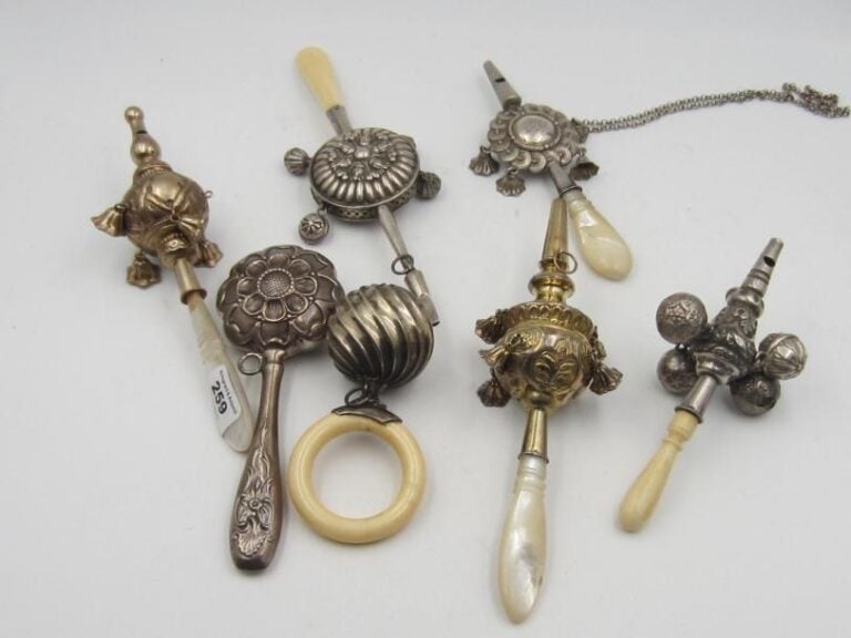 Ensemble de dix hochets en argen