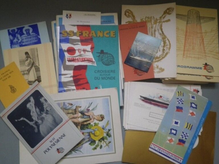 Ensemble de documents, souvenir d'une «Croisière autour du Monde 1974»: Menus des dîners de Gala, programmes des journées, programmes des soirées, éclatés cartes postales, liste des passagers