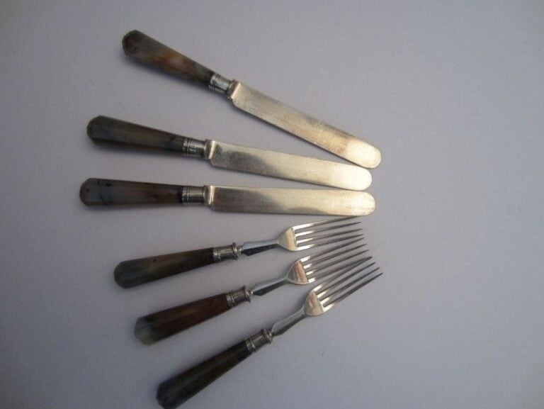 Ensemble de douze couteaux et onze fourchettes, les manches en pierre dure XVIIe et XVIIIe siècle; les lames en argent, XIXe siècle Travail anglais Poids brut: 1 120 g