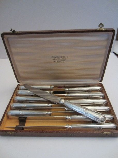 Ensemble de douze couteaux, les manches en argent à motif de coquill