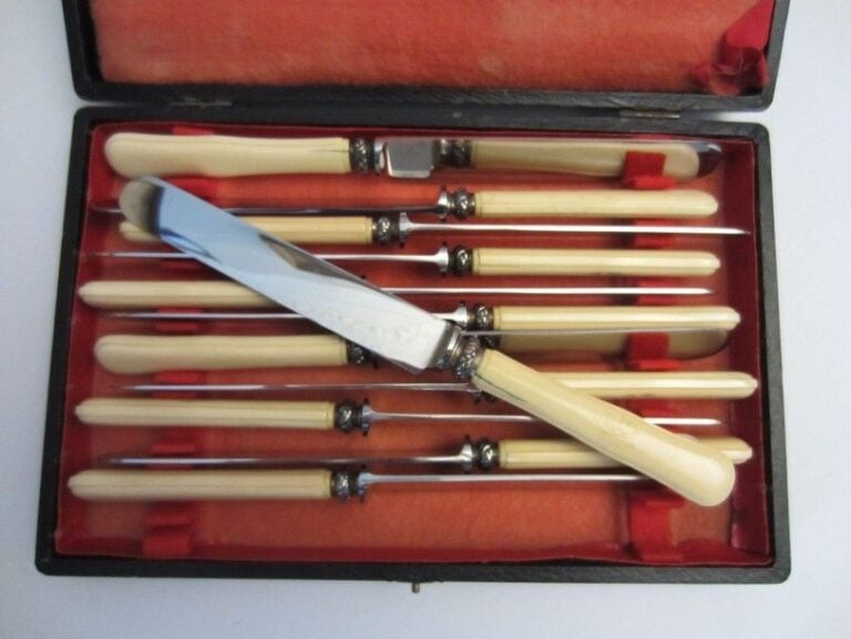 Ensemble de douze couteaux Manches en ivoire et lames inox