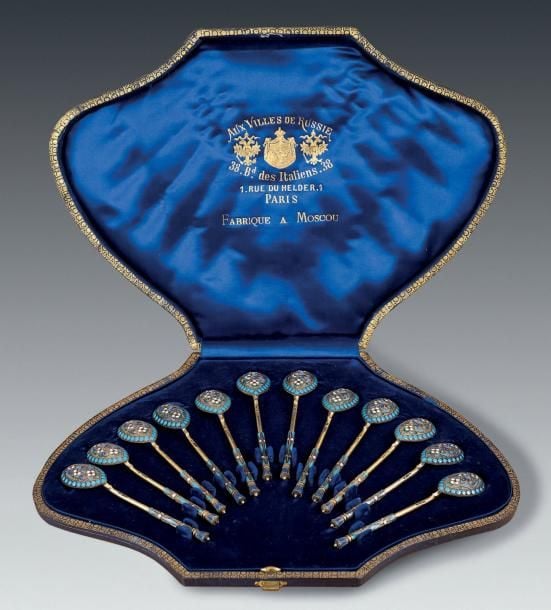 Ensemble de douze cuillères à thé en vermeil et émaux polychromes cloisonné