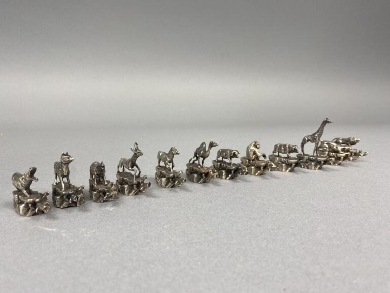 Ensemble de douze petits sujets en argent (915) en forme d'animaux - Travail es…