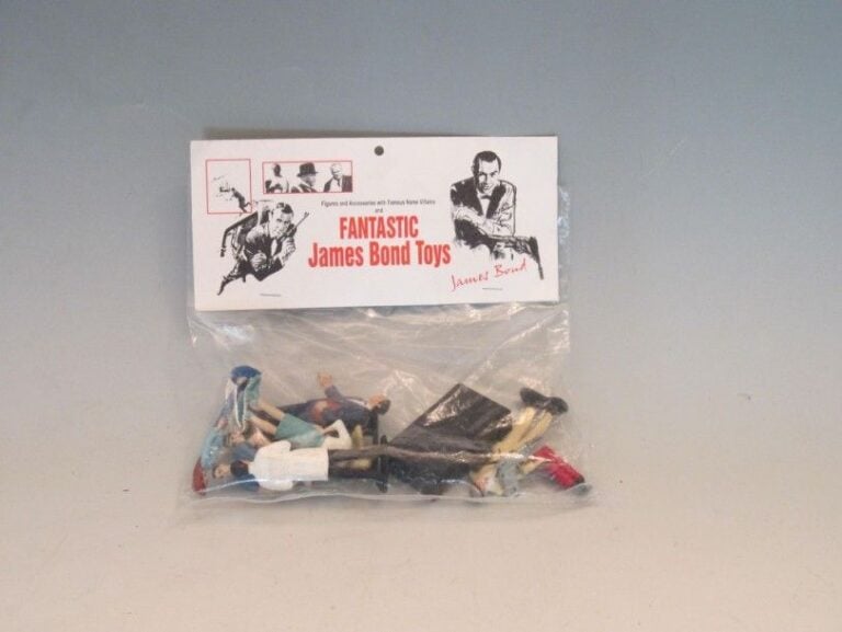 Ensemble de figurimes et accessoires sur James Bond et les vilain