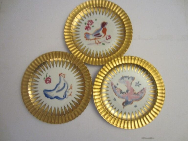 Ensemble de huit assiettes en porcelaine de Limoges, d'après des dessins originaux de Van Donge